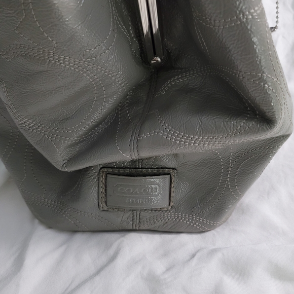 🩶Coach Patent Leather Shoulder Bag  With Kiss Lock F15658🩶 - Picture 4 of 11